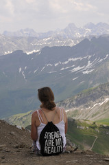 junge frau sitzt auf dem nebelhorn