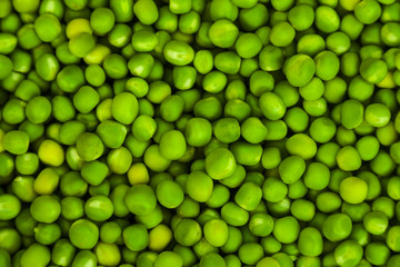 Gesunde, grüne Erbsen als Hintergrund