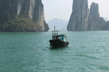 Fototapeta na wymiar Fishing boat Halong Bay