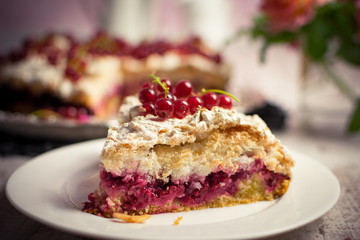 Johannisbeerkuchen mit Baiser