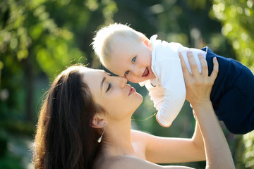 Obraz premium Happy cute baby boy and mother having fun