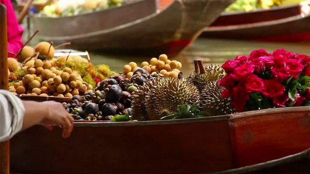 Damnoen saduak floating market is famous in Thailand and sights and sale of vegetables, fruits and desserts.