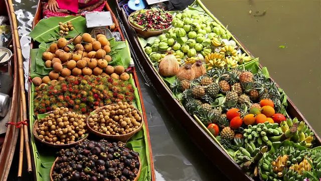 Damnoen saduak floating market is famous in Thailand and sights and sale of vegetables, fruits and desserts.
