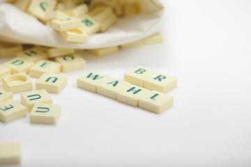 BR-Wahl, Betriebsratswahl, Spielsteine mit Text – Arbeit des Betriebsrats, die Wahl.