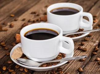Deurstickers Koffie Ontbijt met koffie en croissants op tafel