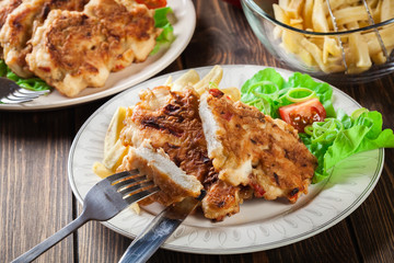 Chicken medallions with red peppers served with chips