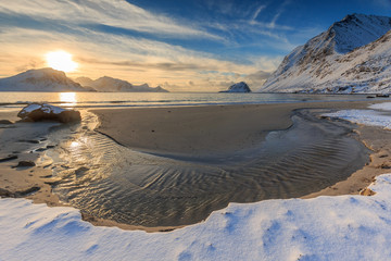 Bach der ins Meer führt mit Sonnenuntergang