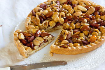 Tart with almonds and hazelnuts
