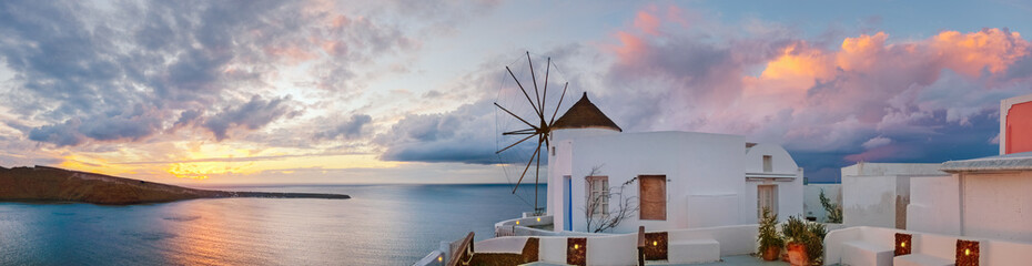 Sunset in Oia village on Santorini island, Greece © tilialucida