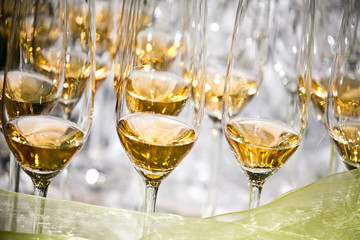 gefüllte Sektgläser, Champagnergläser