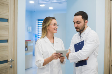 Two doctors discussing diagnosis while walking