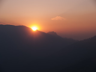 Fototapeta premium wschód słońca nad górą