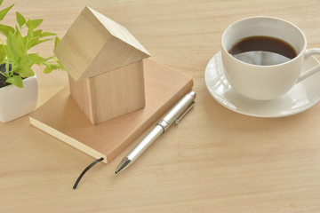 積み木の家　コーヒー　木目背景