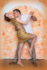 Fototapeta premium Beautiful couple in a beautiful room
