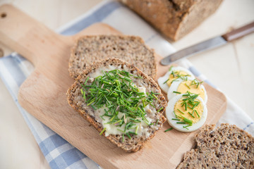 Vollkornbrot mit Butter und Schnittlauch 