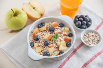 Joghurt mit Müsli und Beeren 