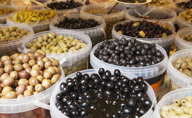 seau d olives en vrac au marcher