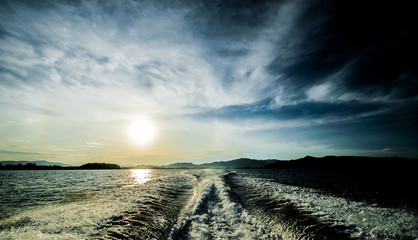 Obraz premium Motor boat water traces in open caribbean sea