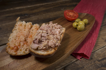Bread with tuna and olive
