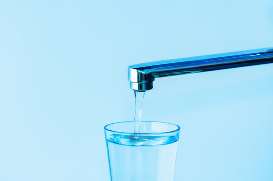 Glas Wasser, Wasserhahn
