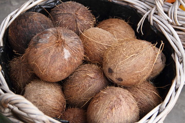 viele Kokosnüsse im Korb