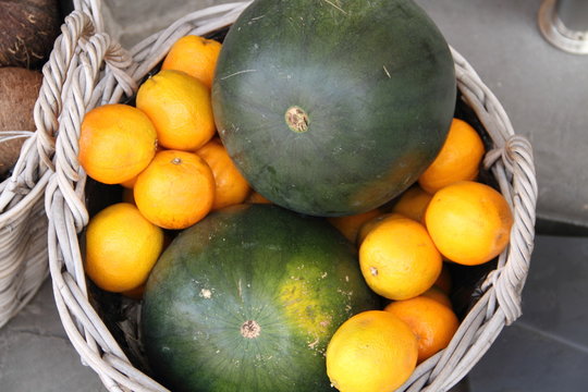 Melonen und Zitronen im Weidenkorb