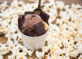 Glace au chocolat et popcorn