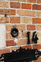 Briefkasten mit Klingel im Hochformat