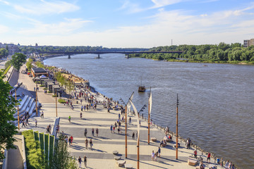 Warsaw, section of Vistula boulevards between  Swietokrzyski Bridge and  Silesian-Dabrowski Bridge. Sundey afternoon. - obrazy, fototapety, plakaty