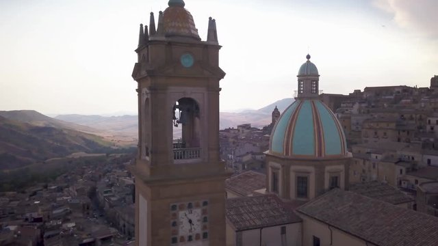 alt orbiting clockwise around San Giuliano cathedral in Caltagirone