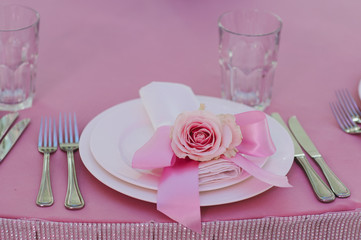 Decoration of tables at the wedding