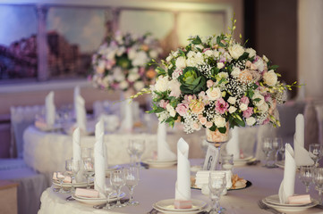 Decoration of tables at the wedding