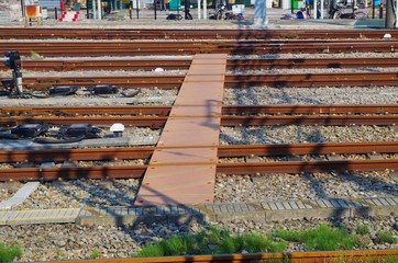 並んだ線路と通路