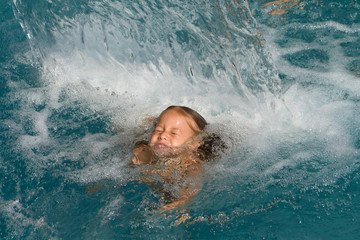 Kindliche Schwimmversuche im Pool