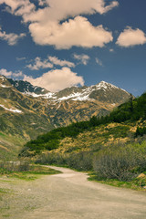 Ein Weg im Hochgebirge Wandern Rad fahren 
