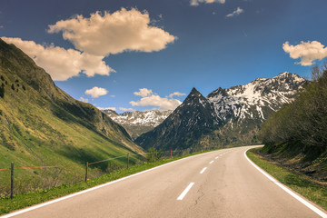 Eine Straße in den Bergen mit leichtem Farbeffekt - 163760425