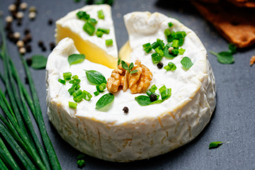camembert mit kräuter und knäckebrot