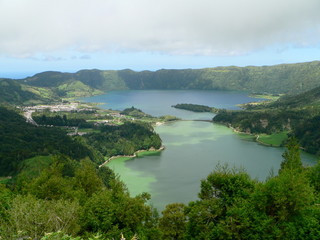 Aussicht vom Miradouro da Vista do Rei auf die Kraterseen von Sete Ciadades auf der Insel Sao Miguel, Azoren, Portugal