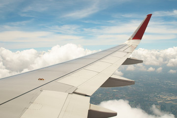 Obraz premium airplane wing on blue sky background