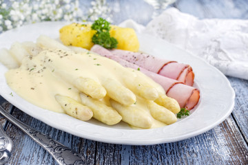 White Asparagus with Ham and boiled Potatoes as top-view on a plate
