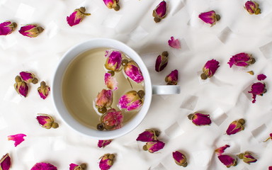 Obraz na płótnie Canvas Rose tea in a cup on white
