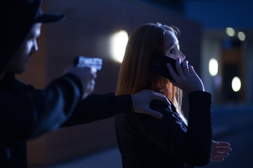 Räuber überfällt Frau mit Pistole