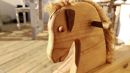 Cheval en bois à bascule