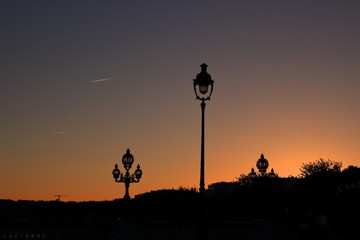 Le moment du soleil couchant à Paris, France