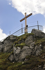 Fototapeta na wymiar gipfelkreuz auf dem nebelhorn