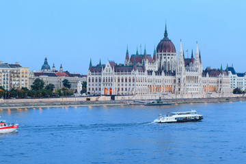 Fototapeta premium Evening view on Hungarian Parliament and Danube river, Budapest, Hungary 