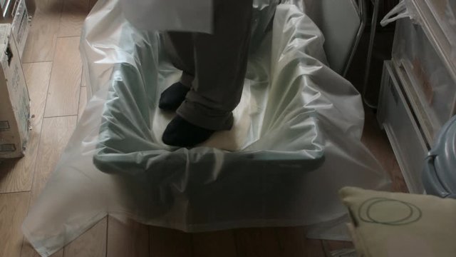 さぬきうどん作り 職人が足踏みで生地を鍛える 讃岐うどん店の厨房 香川県