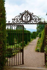 jardin portail maison nature végétation chateau allée