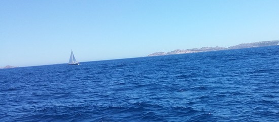 Obraz premium Palau, la maddalena, sardaigne, italie, mer, méditerrannée, vague, montagne, bateau, crique, paysage, ciel, voilier,