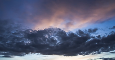 Obraz premium Panorama Dramatic Atmosphere of Beautiful sunset sky and Clouds.